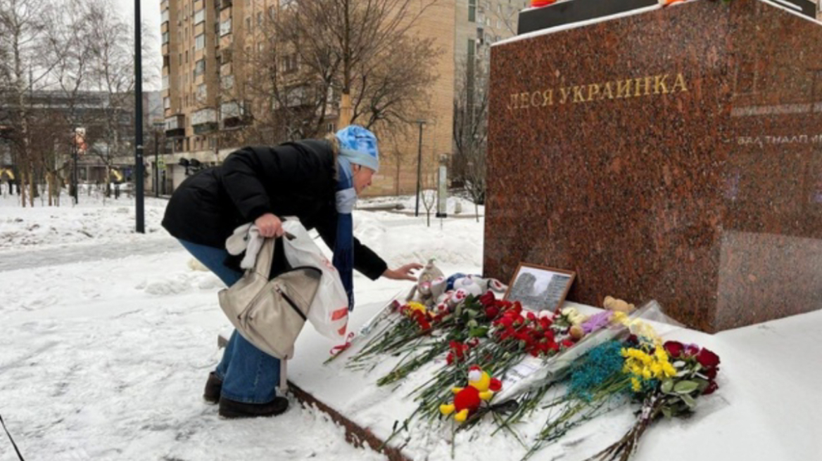Πόλεμος στην Ουκρανία: Συλλήψεις στη Μόσχα για την απόθεση λουλουδιών στη μνήμη των θυμάτων στη Ντνίπρο