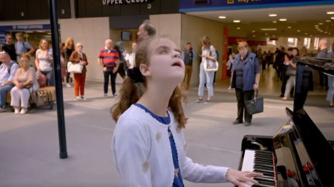 Βρετανία: Τυφλή πιανίστρια 13 ετών ερμηνεύει Σοπέν σε σταθμό τρένων και σκορπά συγκίνηση