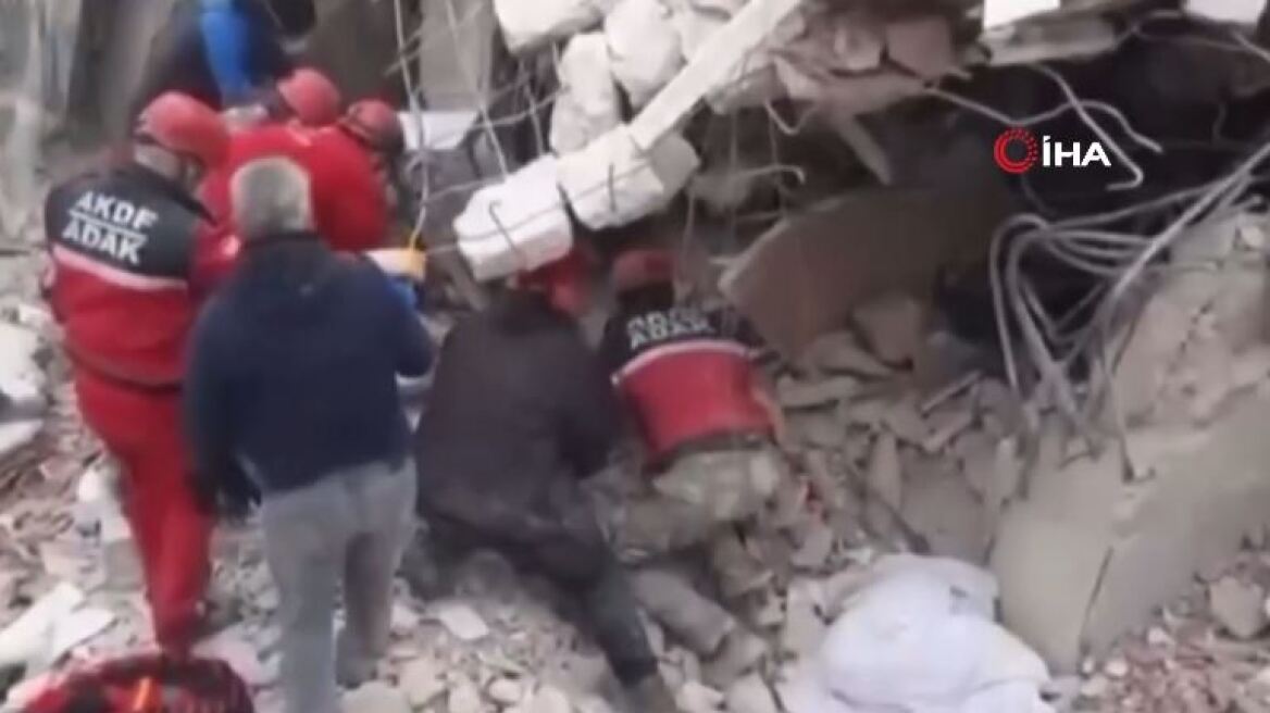Σεισμός στην Τουρκία: Η σοκαριστική στιγμή που συντρίμμια πολυκατοικίας καταπλακώνουν διασώστες