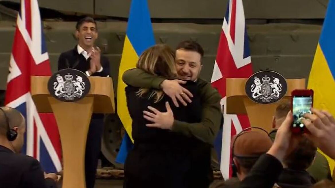 Ζελένσκι: Η συγκινητική αγκαλιά του με Ουκρανή δημοσιογράφο του BBC – Δείτε βίντεο