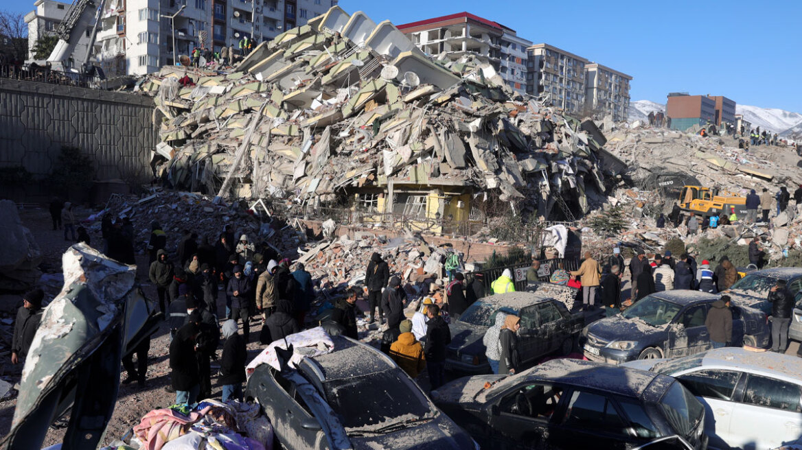 Σεισμοί σε Τουρκία και Σύρια: Ξεπέρασαν τους 15.300 οι νεκροί – Βέλη κατά Ερντογάν