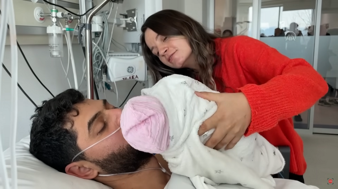 Σεισμός στην Τουρκία: Πατέρας ανασύρθηκε ζωντανός από τα χαλάσματα μετά από 11 ημέρες και συνάντησε ξανά τη νεογέννητη κόρη του