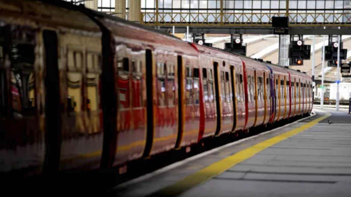 Βρετανία: Συνεχίζεται το απεργιακό μπκλακ άουτ στους σιδηρόδρομους – Σταματούν τα δρομολόγια τρένων