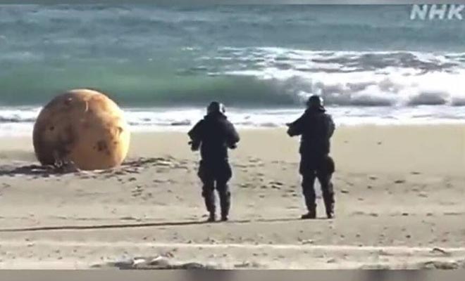 Θρίλερ στην Ιαπωνία: Μυστηριώδης μπάλα ξεβράστηκε στην παραλία – Οργιάζουν οι θεωρίες συνωμοσίας (Βίντεο)