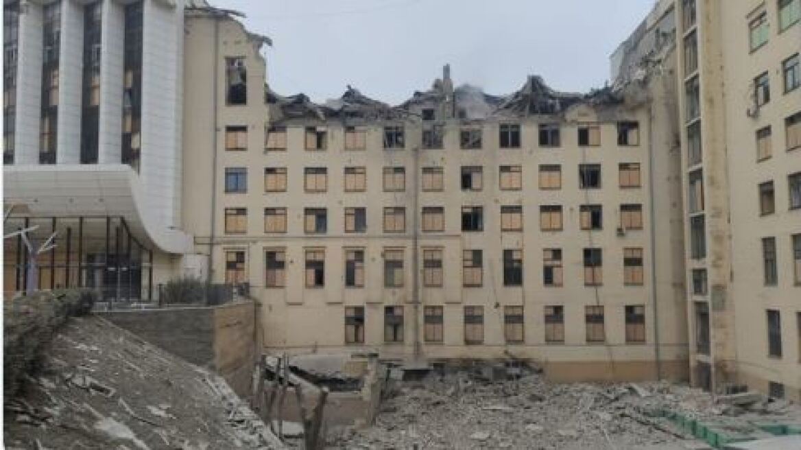 Πόλεμος στην Ουκρανία: Ρωσικός πύραυλος έπληξε κτίριο κατοικιών στο Χάρκοβο