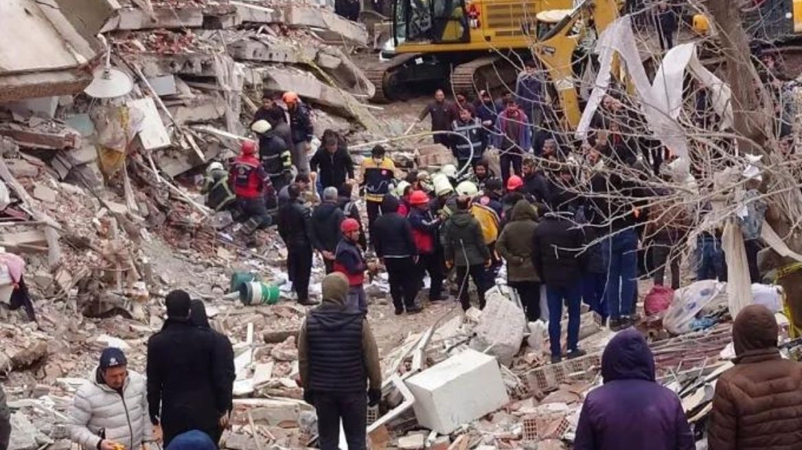 Σεισμός στην Τουρκία: Ψάχνουν τους ανθρώπους τους στα ερείπια για να τους προσφέρουν μια αξιοπρεπή ταφή