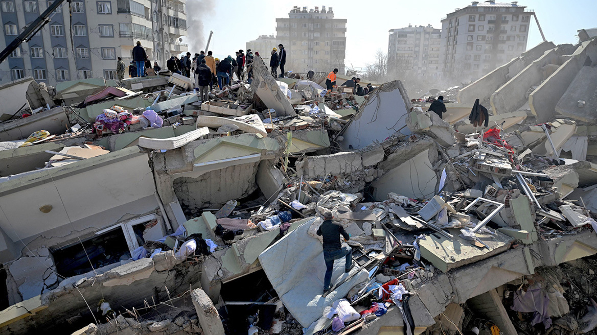 Σεισμός στην Τουρκία: Πρόστιμα και διακοπή προγράμματος σε τρία κανάλια που επέκριναν την κυβέρνηση