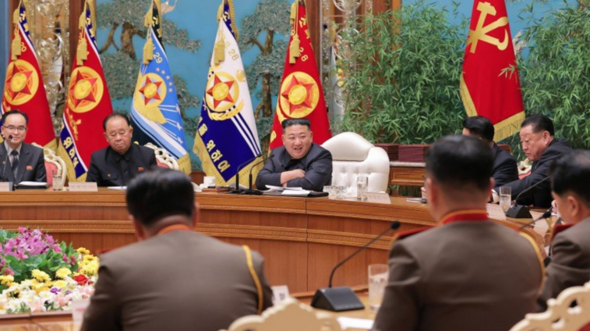 Βόρεια Κορέα: Ενίσχυση της «πολεμικής ετοιμότητας» απαιτεί ο Κιμ σε σύσκεψη με τους στρατηγούς του