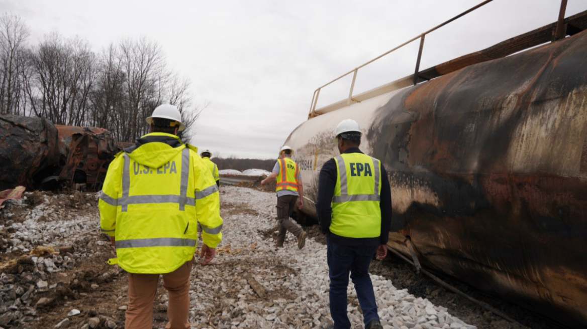 ΗΠΑ: Στην σιδηροδρομική εταιρεία όλο το κόστος της απορρύπανσης μετά τον εκτροχιασμό τρένου που μετέφερε τοξικά χημικά