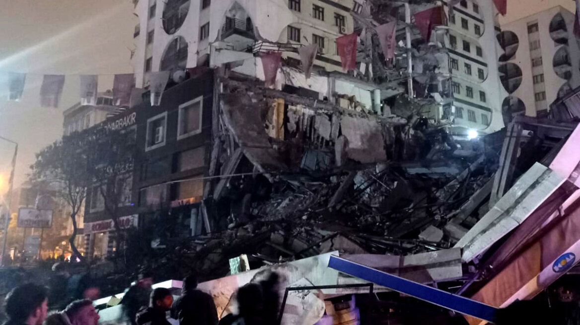Σεισμός 7,7 Ρίχτερ στην Τουρκία: 73 οι νεκροί, εκατοντάδες τραυματίες και εγκλωβισμένοι