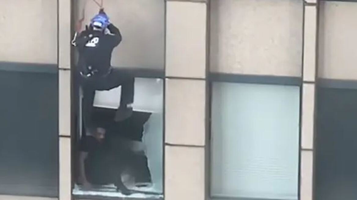 Νέα Υόρκη: Δραματική επιχείρηση αστυνομικών για άνδρα που απειλούσε 8 ώρες να πέσει από τον 31ο όροφο