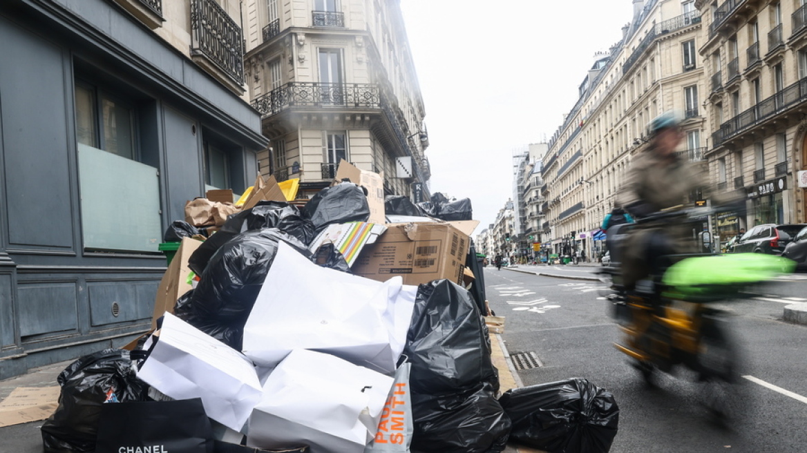 Αδιέξοδο με τα σκουπίδια στο Παρίσι – Έφτασαν τους 10.000 τόνους