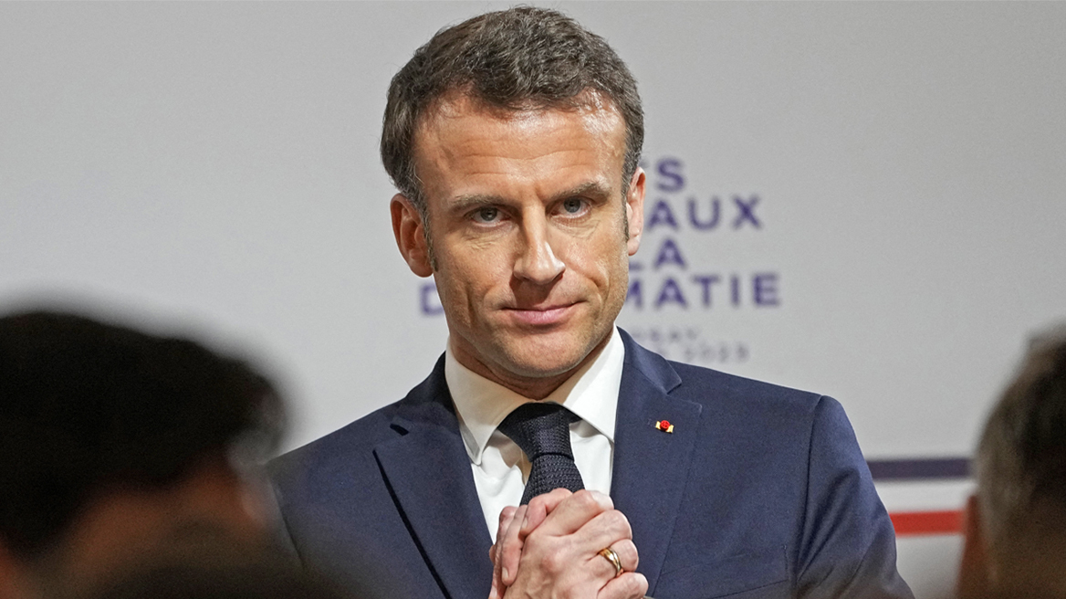 Μακρόν: Σήμερα κρίνεται η πολιτική επιβίωση του Γάλλου προέδρου που αντιμετωπίζει δύο προτάσεις μομφής