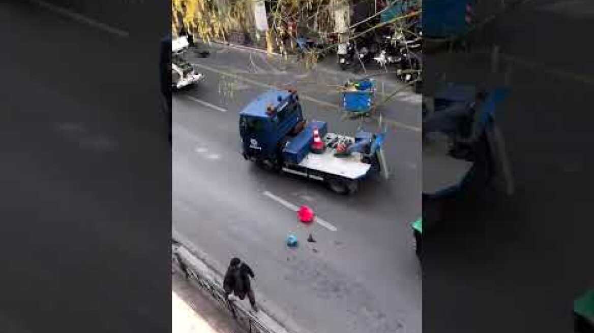 Έρευνα από τη ΓΑΔΑ για το περιστατικό με γερανό της ΕΛ.ΑΣ. και διαδηλωτές στο κέντρο της Αθήνας – Δείτε βίντεο
