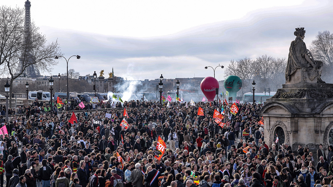 Πανεθνική απεργία στη Γαλλία: Παραλύει το οδικό, εναέριο και σιδηροδρομικό δίκτυο