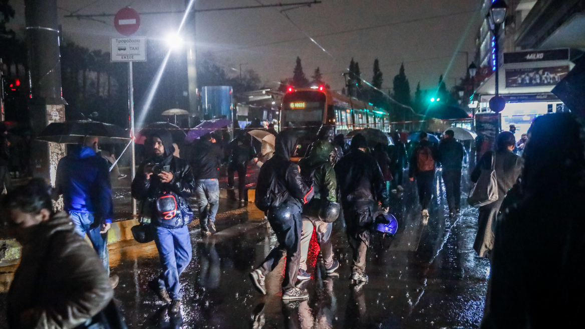 Σύγκρουση τρένων στη Λάρισα: Επεισόδια στην πορεία – Πετούν φωτοβολίδες και καίνε κάδους στον σταθμό «Αττική»