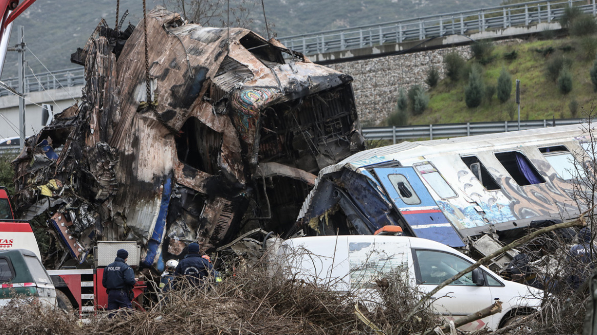 Τραγωδία στα Τέμπη: Σε τροχιά σύγκρουσης επί 16 λεπτά τα δύο τρένα – Γιατί ο σταθμάρχης δεν κατάλαβε ποτέ το λάθος του
