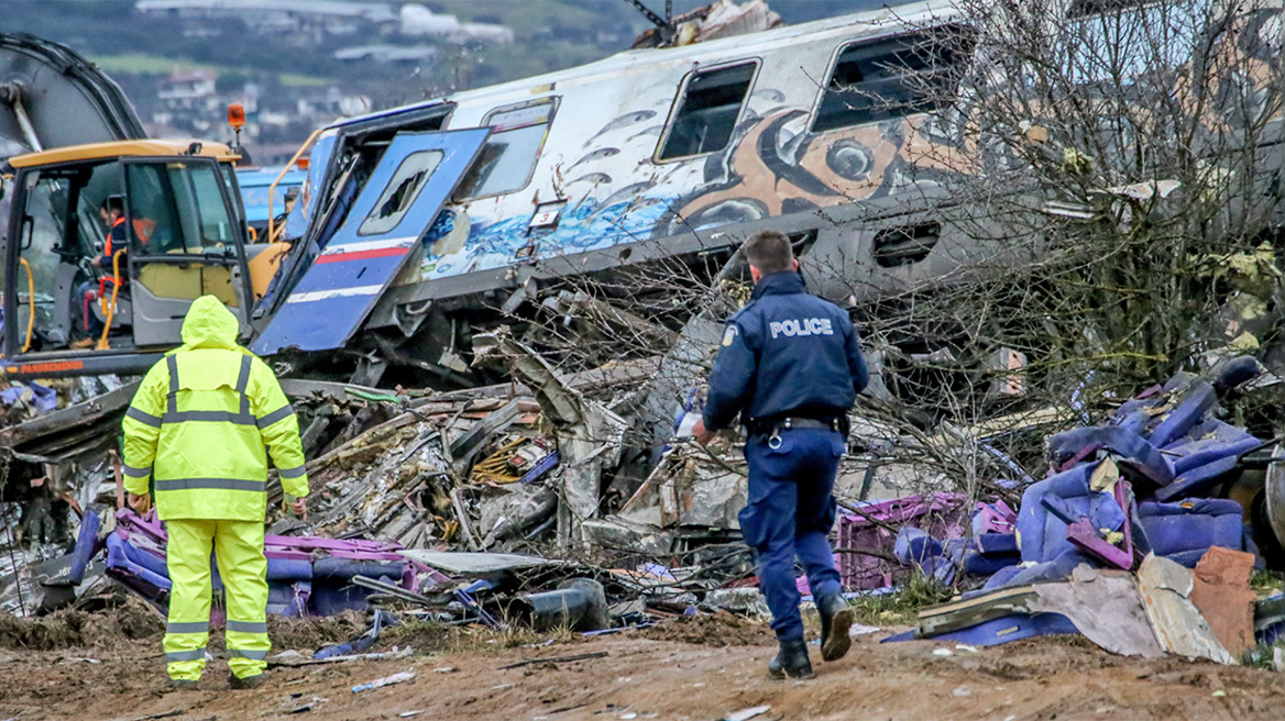 Σύγκρουση τρένων στα Τέμπη: Οι αρχές ερευνούν αν ο σταθμάρχης ήταν στη θέση του