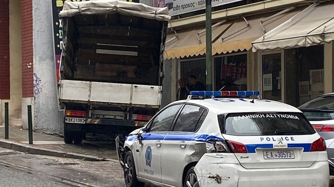 Καβάλα: «Κλείδωσε» το τιμόνι φορτηγού και έπεσε σε περιπολικό