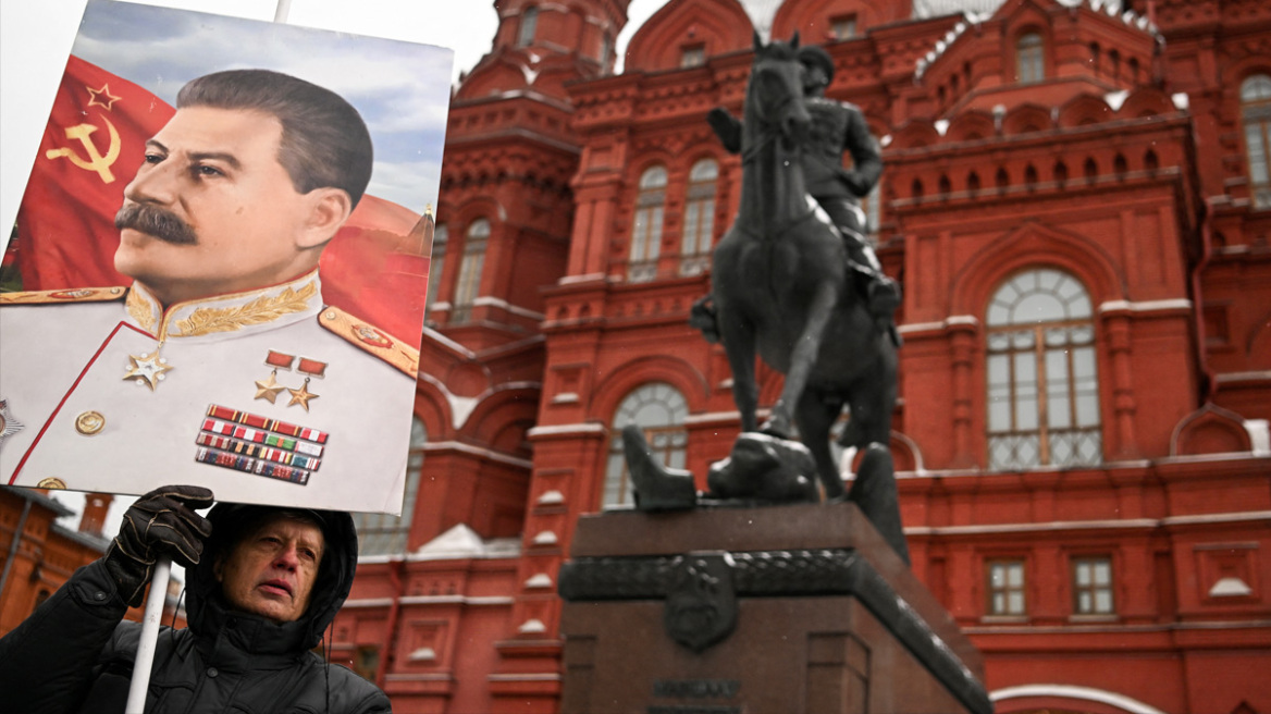 Πόλεμος στην Ουκρανία – Politico: Ο Πούτιν καλεί τον Στάλιν από τον τάφο ως σύμμαχο