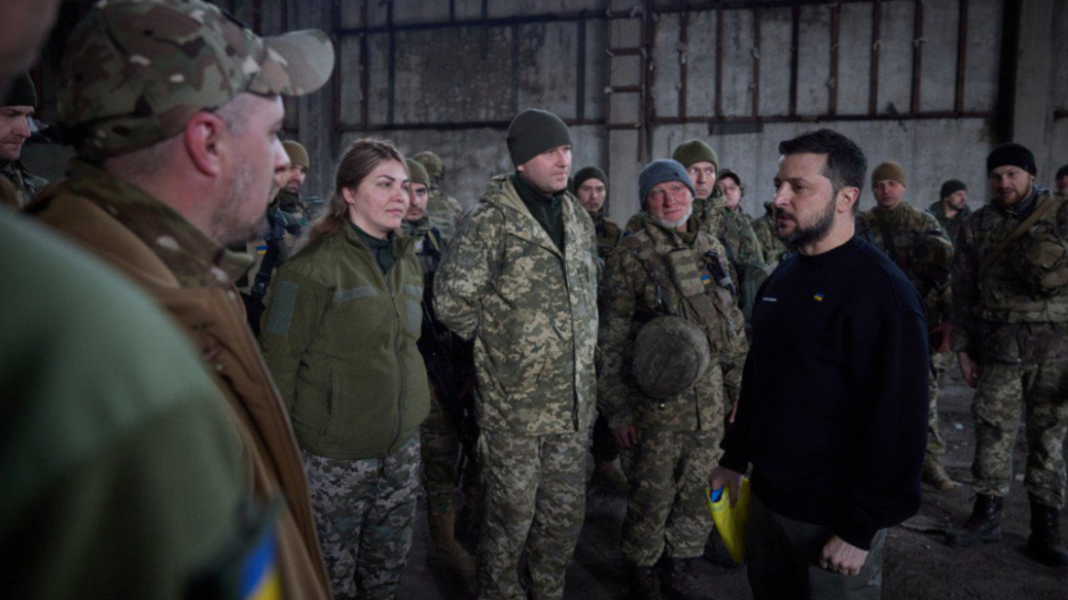 Πόλεμος στην Ουκρανία: Ο Ζελένσκι επισκέφθηκε Χάρκοβο και Μπαχμούτ, απένειμε μετάλλια σε τραυματισμένους στρατιώτες