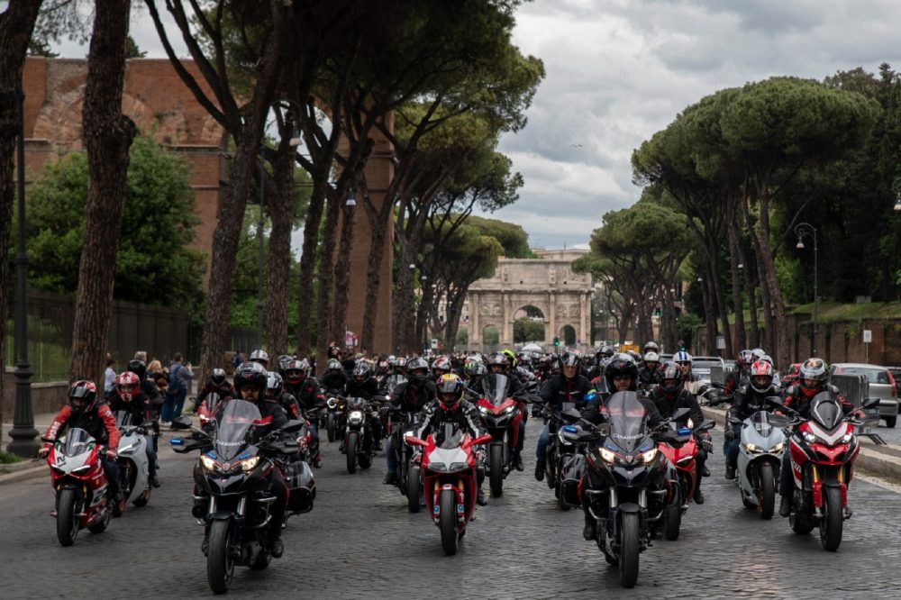 Ducatisti από όλο τον κόσμο ζεσταίνουν τους κινητήρες τους  για τo “We Ride As One”