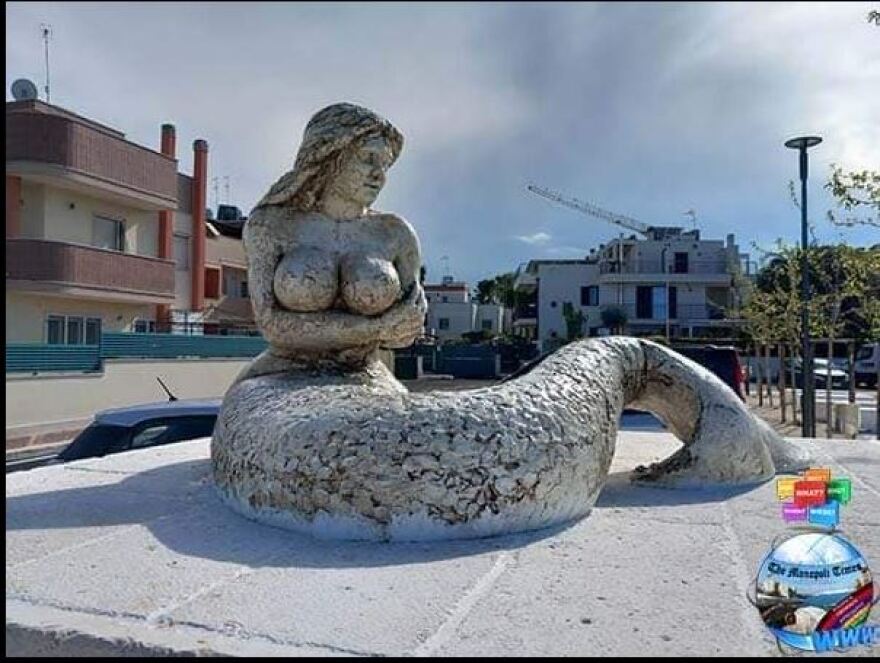 Ιταλία: Σάλος για το άγαλμα γοργόνας αλά… Καρντάσιαν σε πλατεία της Απουλίας – Δείτε φωτογραφίες