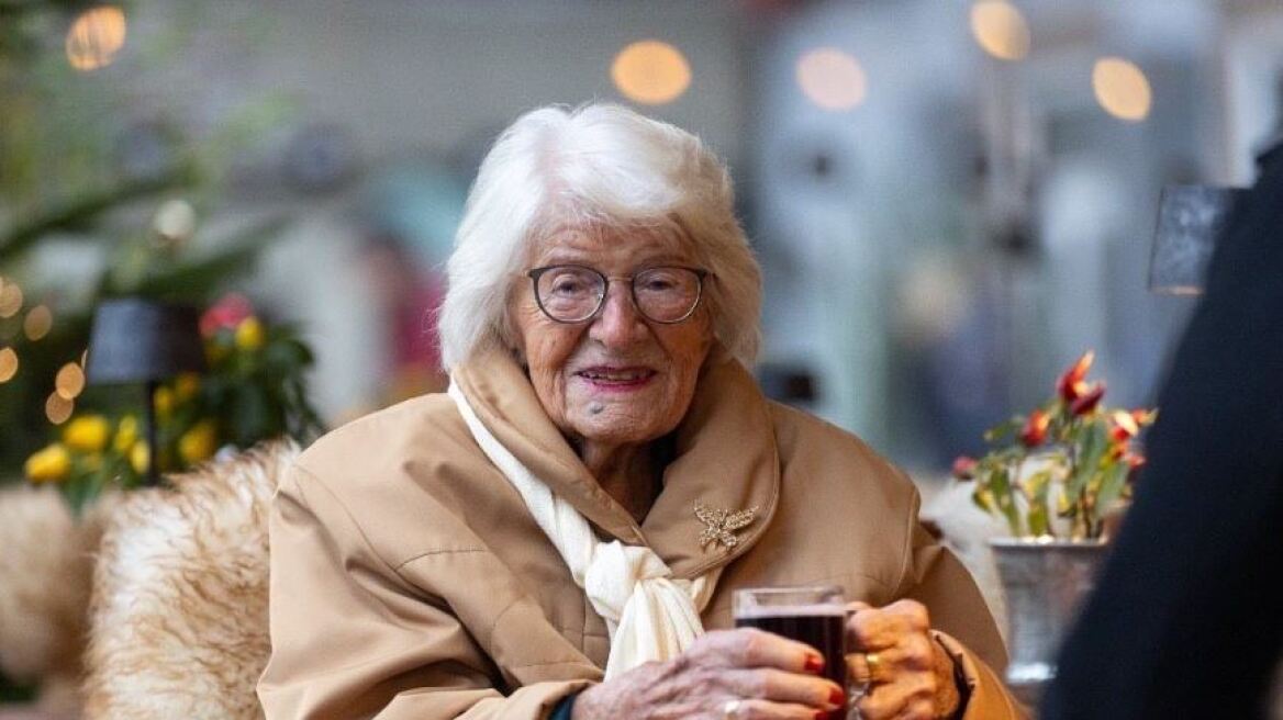 Γερμανία: Παραμένει… κοκέτα στα 113 της η γηραιότερη γυναίκα στη χώρα