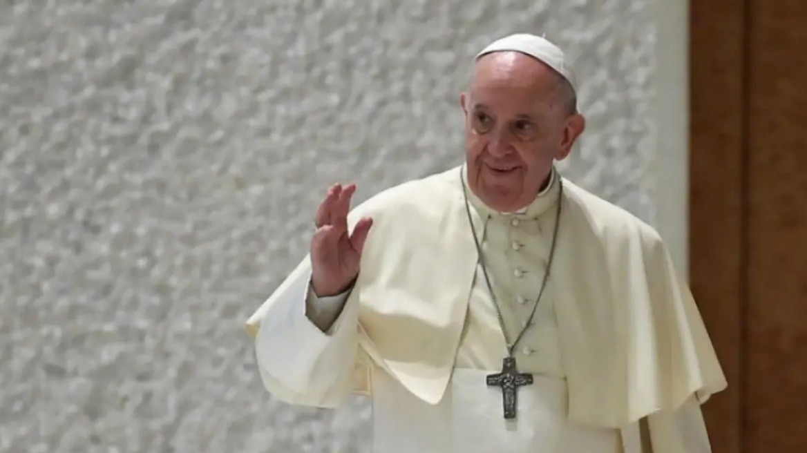 Ο Πάπας Φραγκίσκος έλαβε εξιτήριο – «Είμαι ακόμη ζωντανός», είπε αστειευόμενος