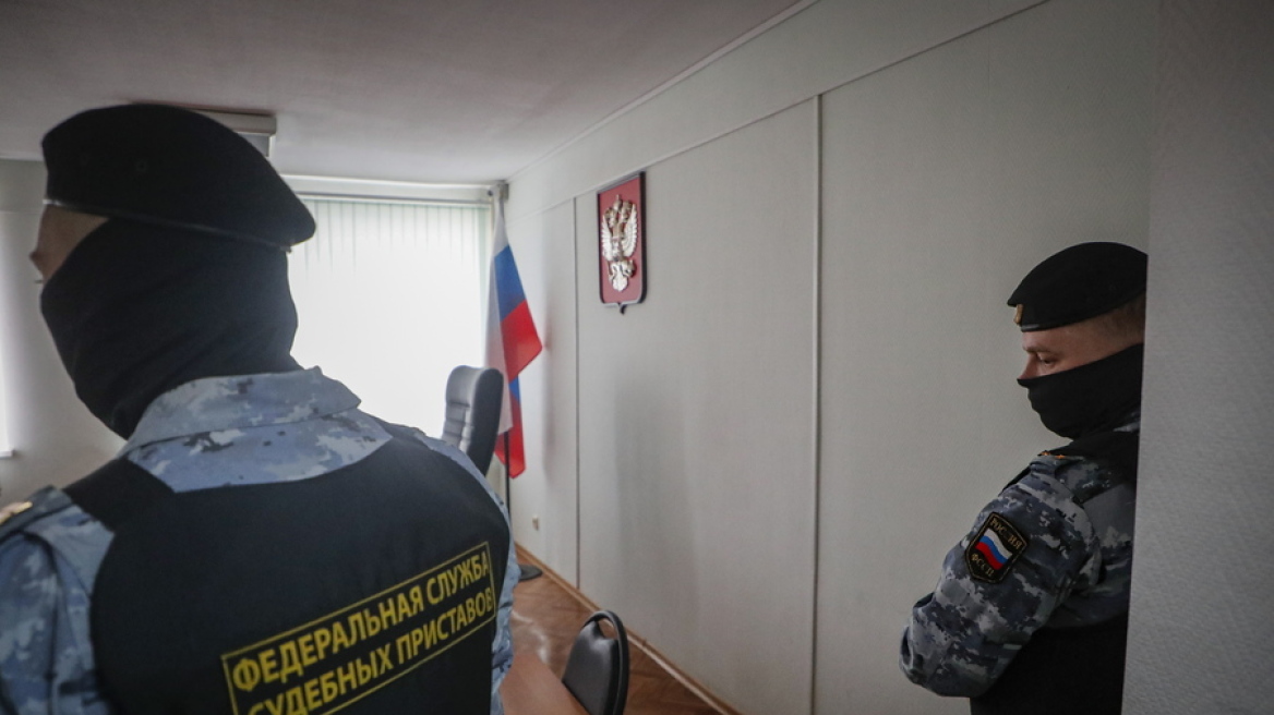 Ρωσία: Εισαγγελέας ζήτησε τη φυλάκιση αστυνομικού για τηλεφωνικές συνομιλίες που καταδίκαζε τον πόλεμο