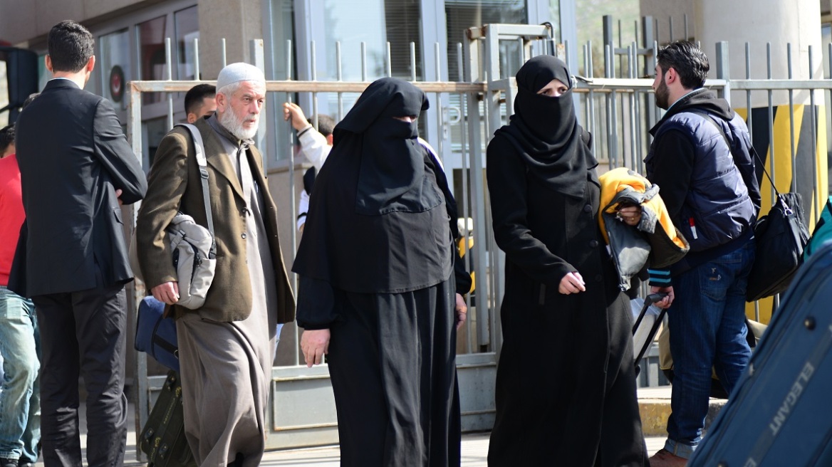 Συρία: Τέσσερις γυναίκες και 10 παιδιά τζιχαντιστών του ISIS παραδόθηκαν στις αρχές του Καναδά για να επαναπατριστούν