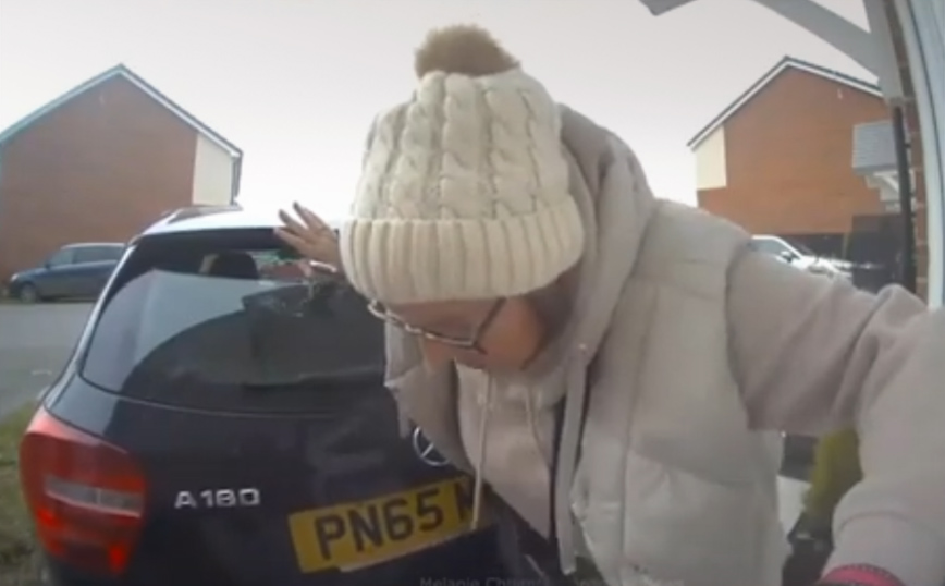 Γυναίκα στριμώχνεται ανάμεσα στο αυτοκίνητό της και την πόρτα του σπιτιού της – Ξέχασε να τραβήξει χειρόφρενο