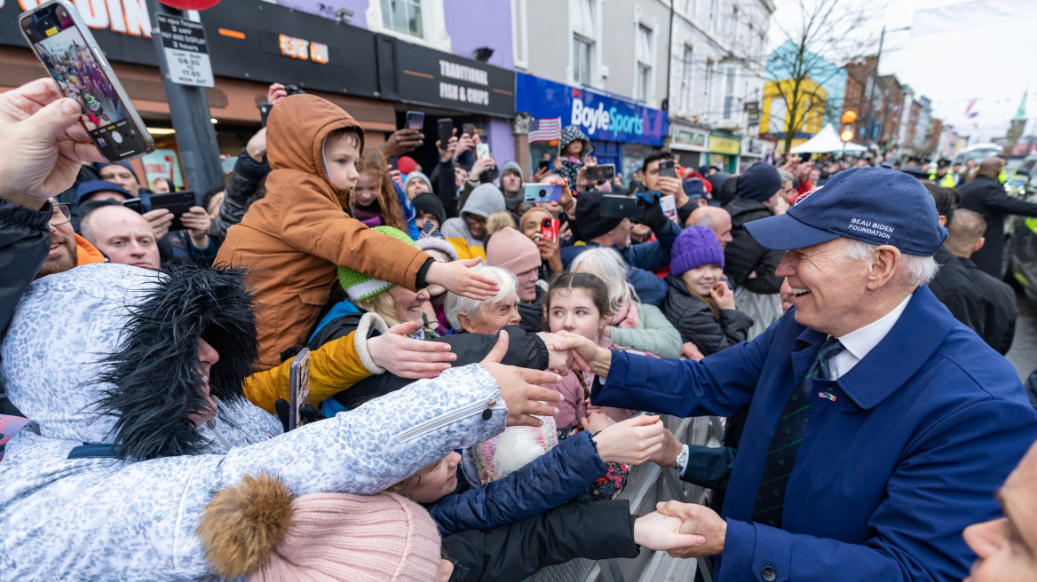 ΗΠΑ: Ο ενθουσιασμένος από την «επιστροφή στο σπίτι» Μπάιντεν υποσχέθηκε επενδύσεις στην Ιρλανδία