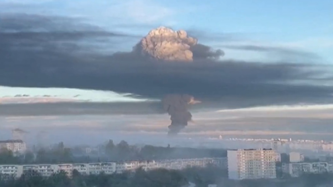 Πόλεμος στην Ουκρανία: Επίθεση με drone προκαλεί τεράστια πυρκαγιά σε δεξαμενές καυσίμων στη Σεβαστούπολη της Κριμαίας