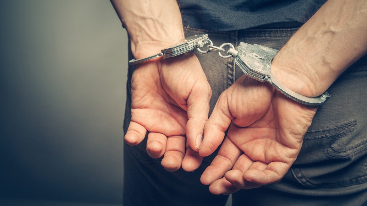 Σύλληψη 25χρονου από το Τμήμα Εκβιαστών της ΕΛ.ΑΣ – Οπλοφορούσε μέσα σε νυχτερινό κέντρο