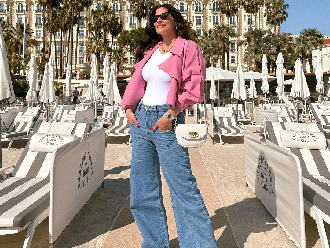 Η Χριστίνα Μπόμπα ταξίδεψε στη Γαλλία και πήρε μαζί της μόνο ένα τζιν παντελόνι