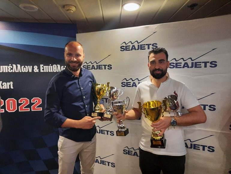 Η απονομή των επάθλων στους πρωταθλητές για τους αγώνες αυτοκίνητων έγινε πάνω στο Seajets World Champion Jet