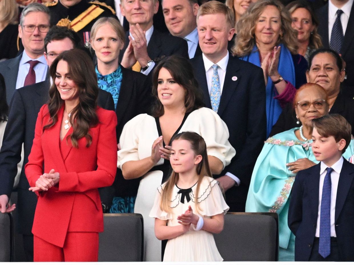 Η Kate Middleton με κόκκινο εντυπωσιακό κοστούμι έλαμψε στη συναυλία της στέψης του βασιλιά Καρόλου