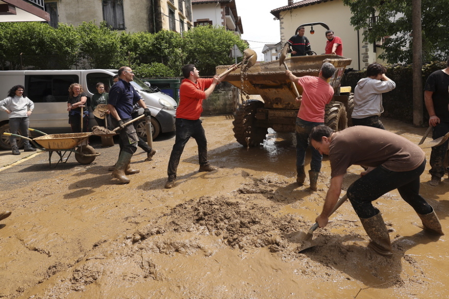 Ιταλία: 15 οι νεκροί από τις πλημμύρες – Πάνω από 36.000 άνθρωποι εγκατέλειψαν τα σπίτια τους