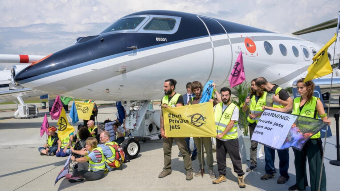 Ελβετία: Έφοδος ακτιβιστών στο αεροδρόμιο της Γενεύης – Διέκοψαν την αεροπορική κυκλοφορία (βίντεο)