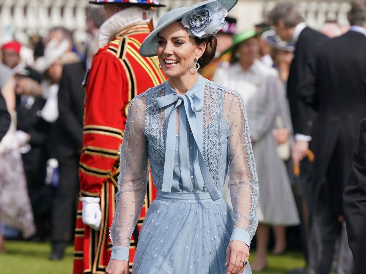Kate Middleton: Το πουά σύνολο της με φούστα και πουκάμισο είναι η ιδανική επιλογή αν γίνεσαι νονά