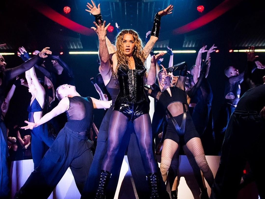 Η Rita Ora εμφανίστηκε στη σκηνή του ημιτελικού της Eurovision και «έπαθε» Beyonce -Θα συμφωνήσουμε