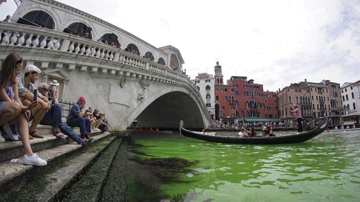 Ιταλία: Χημική ουσία «έβαψε» πράσινο το Μεγάλο Κανάλι της Βενετίας