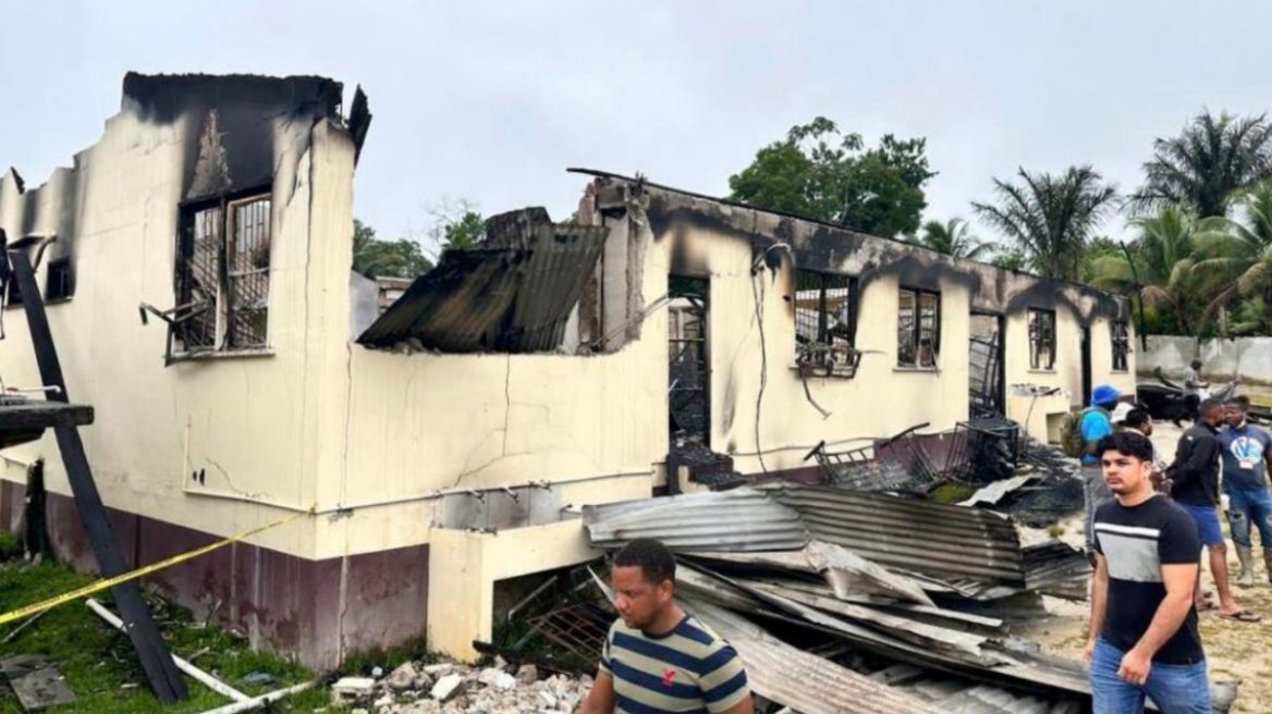 Πυρκαγιά σε σχολικό κοιτώνα στη Γουιάνα: Δυο κορίτσια παραμένουν σε «κρίσιμη» κατάσταση