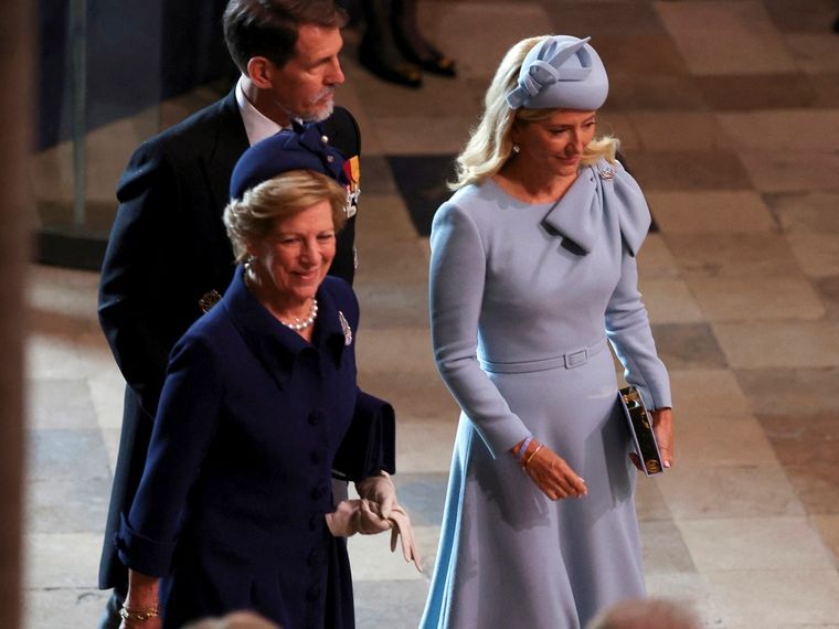 Marie Chantal και βασίλισσα Letizia ξεχώρισαν στη στέψη του Καρόλου με το λουκ τους