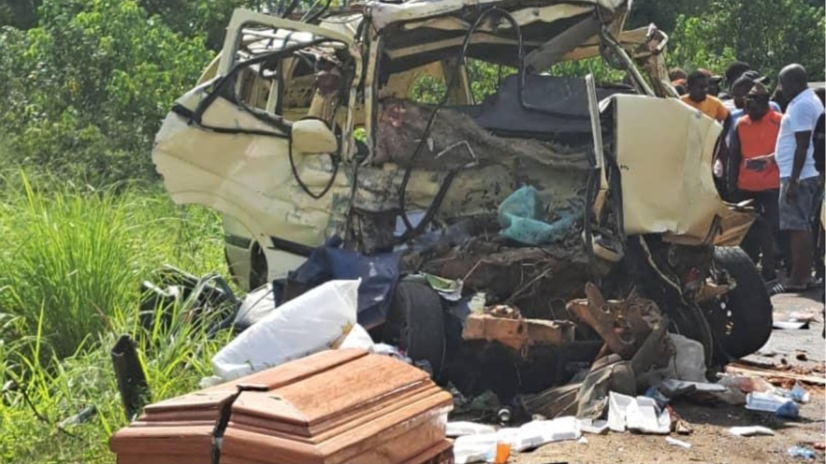 Καμερούν: 16 νεκροί στη μετωπική σύγκρουση μικρού λεωφορείου με φορτηγό