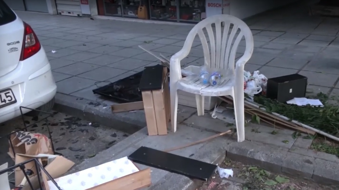 Θεσσαλονίκη: 40χρονος σε αμόκ πετούσε από καρέκλες μέχρι τηλεόραση από το μπαλκόνι του σπιτιού του