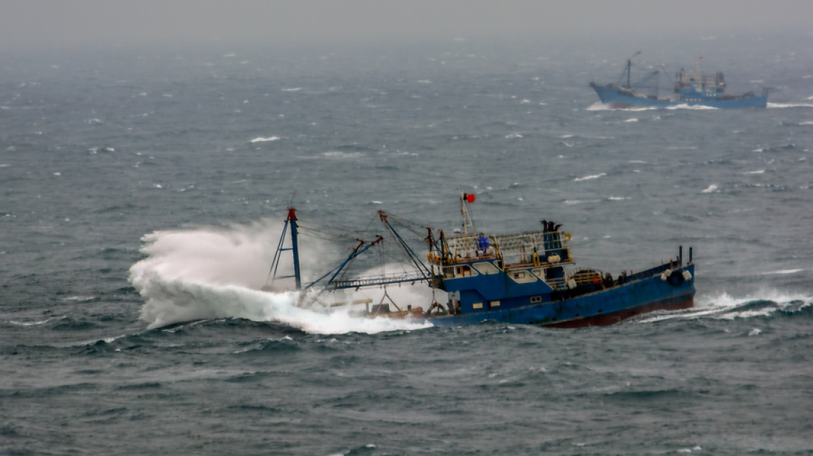 Κινεζικό αλιευτικό σκάφος αναποδογύρισε στον Ινδικό Ωκεανό, 39 ναυτικοί αγνοούνται
