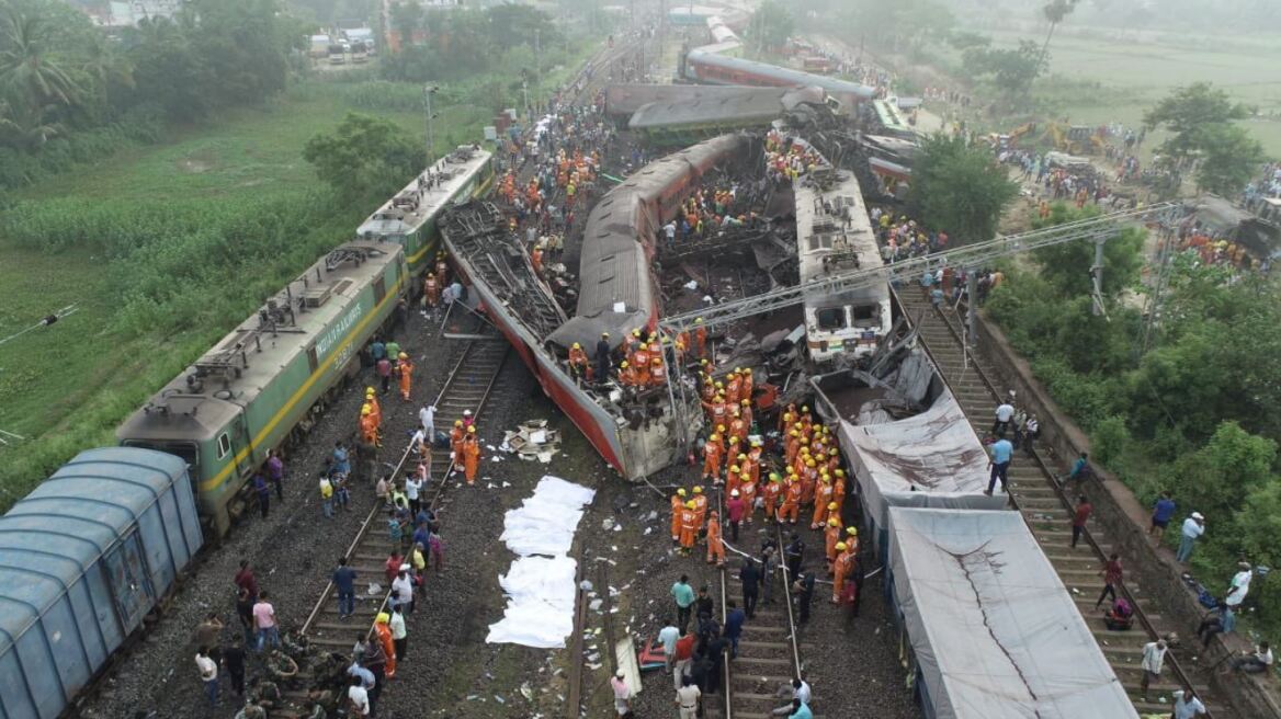 Ινδία – Σύγκρουση τρένων: Πάνω από 300 οι νεκροί – «Ανθρώπινο λάθος» βλέπουν οι αρχές