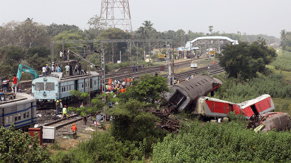 Ινδία: 275 νεκροί ο απολογισμός της σιδηροδρομικής τραγωδίας – Ξεκίνησε και πάλι η κυκλοφορία των τρένων